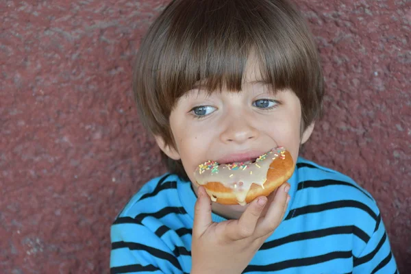 儿童与甜甜圈和食物 — 图库照片
