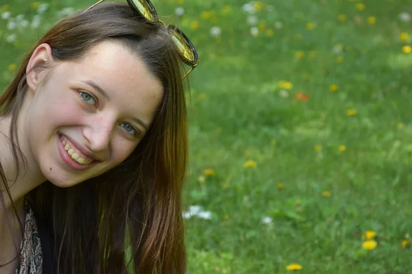 Portrait Une Fille Sur Fond Nature — Photo