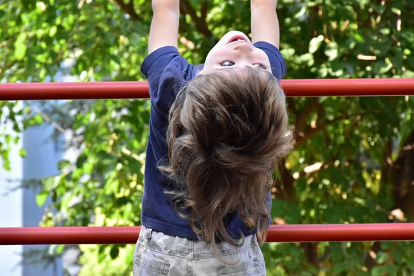 Niño Está Jugando Patio — Foto de Stock