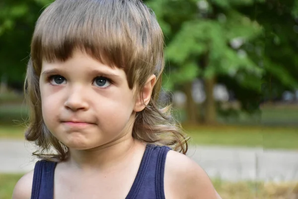 Belo Retrato Uma Criança Perto — Fotografia de Stock
