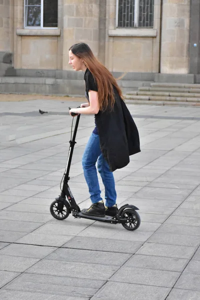 Fille Scooter Dans Parc — Photo