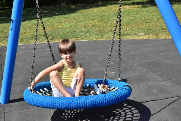 Uma Criança Brinca Parque Infantil — Fotografia de Stock