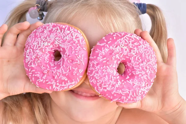 Klein Meisje Roze Donut — Stockfoto