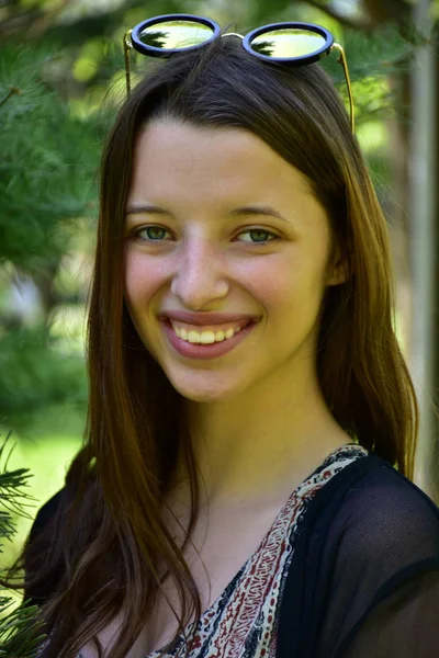 Portrait Une Fille Sur Fond Nature — Photo