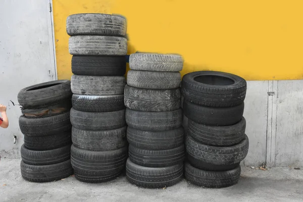 Stack Used Car Tires Outdoors — Zdjęcie stockowe