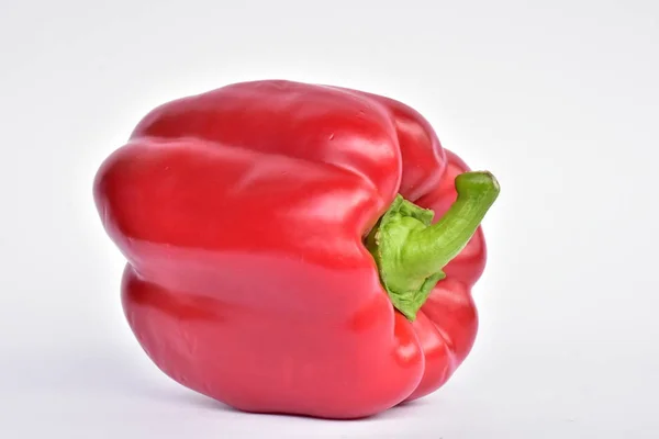 白色背景上的红椒 — 图库照片