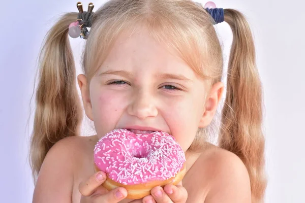 ドーナットを持つ女の子クローズアップ肖像画 — ストック写真