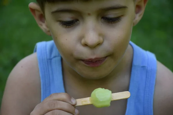 Child Eat Ice Cream — Stockfoto