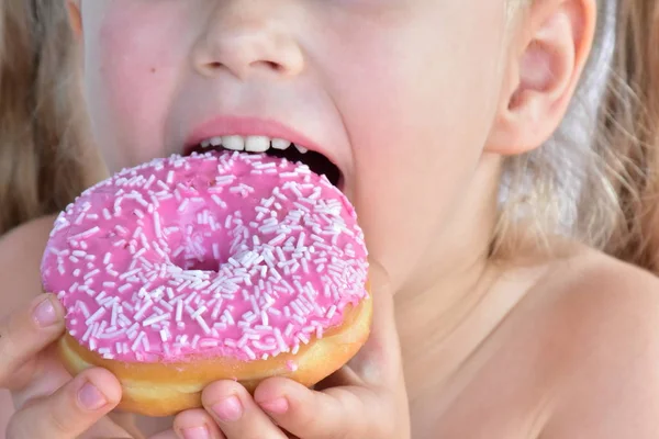 Daughnut Yakın Portre Ile Kız — Stok fotoğraf