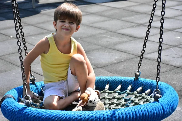 Uma Criança Brinca Parque Infantil — Fotografia de Stock