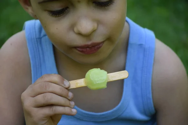 Child Eat Ice Cream — ストック写真