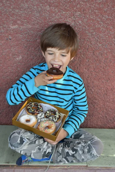 Lindo Niño Comiendo Donut — Foto de Stock