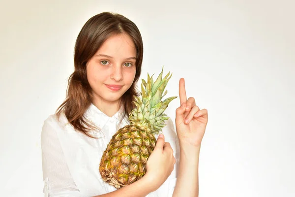 Beyaz Bir Arka Plan Üzerinde Kız Ananas — Stok fotoğraf