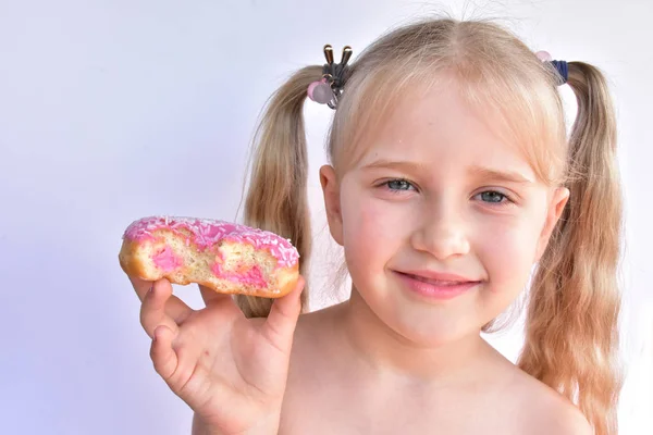 Маленька Дівчинка Їсть Рожевий Пончик — стокове фото
