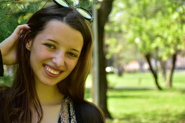 Portrait Une Fille Sur Fond Nature — Photo