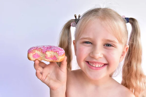 Маленька Дівчинка Їсть Рожевий Пончик — стокове фото