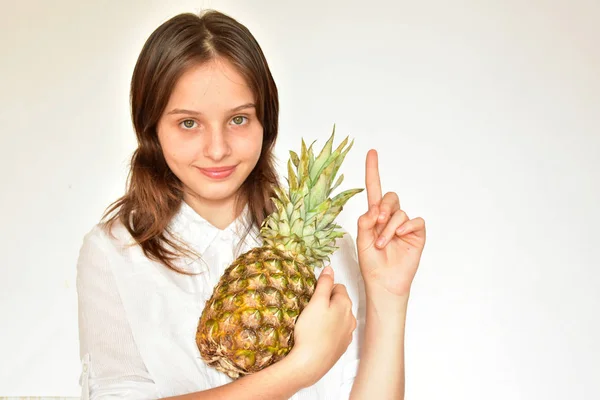 Meisje Ananas Een Witte Achtergrond — Stockfoto