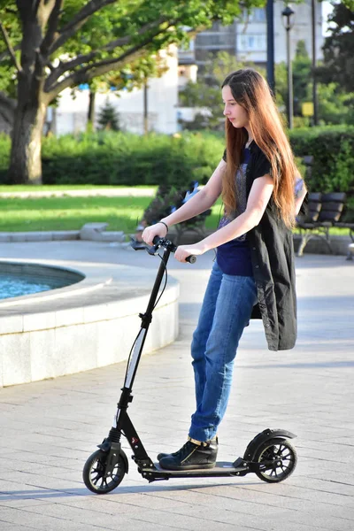 Mädchen Und Roller Aus Nächster Nähe — Stockfoto