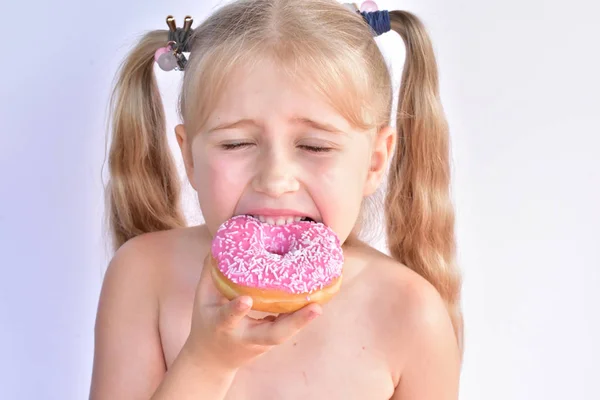 Niña Come Una Rosquilla Rosada — Foto de Stock