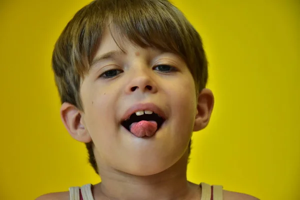 Retrato Niño Sobre Fondo Amarillo — Foto de Stock