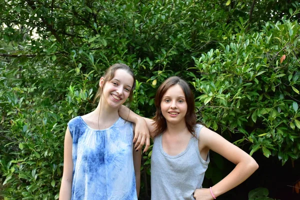 Mooi Portret Van Twee Meisjes — Stockfoto
