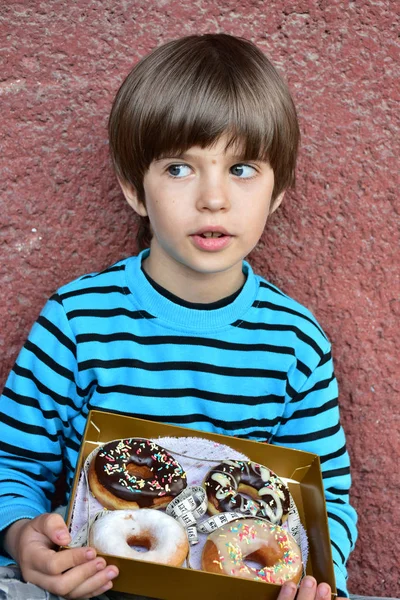 儿童与甜甜圈和食物 — 图库照片