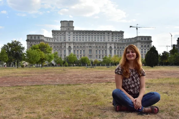 ルーマニアの議会を背景にした女性 — ストック写真