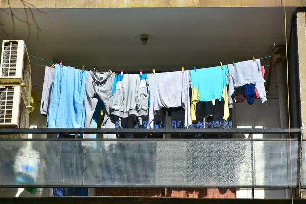Πλυμένα Ρούχα Κρεμασμένα Σχοινί — Φωτογραφία Αρχείου