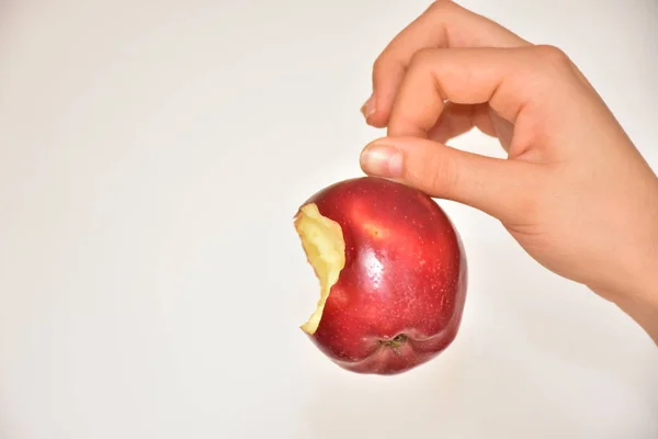 Χέρι Και Μήλο Κοντά — Φωτογραφία Αρχείου