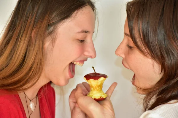 Дівчата Їдять Вперте Яблуко — стокове фото