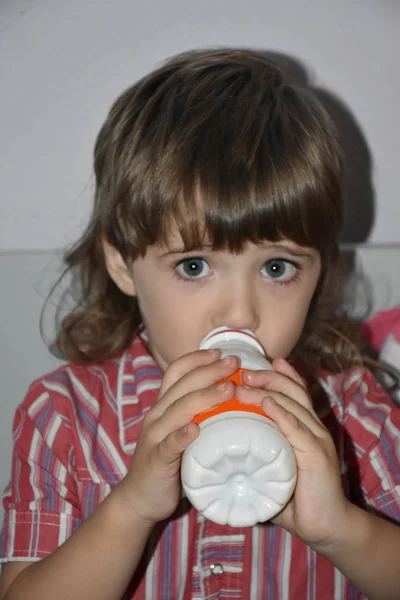 Gadis Dan Anak Laki Laki Dan Makanan Ringan — Stok Foto