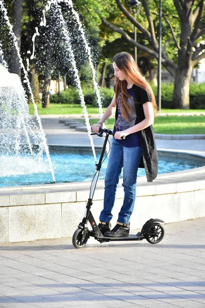 Girl Scooter Park — Stock Photo, Image