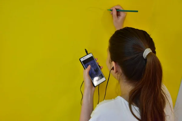 Mit Dem Pinsel Eine Wand Zeichnen — Stockfoto