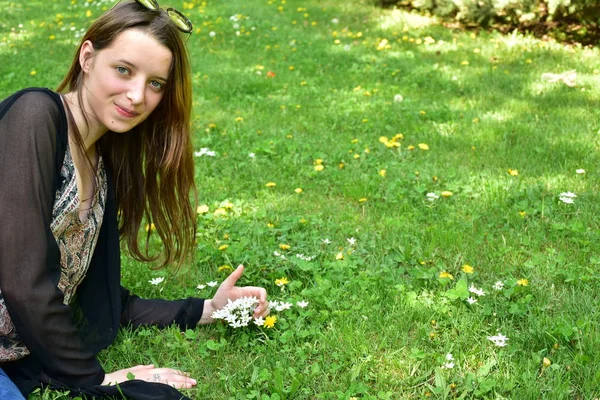 Ritratto Una Ragazza Uno Sfondo Natura — Foto Stock