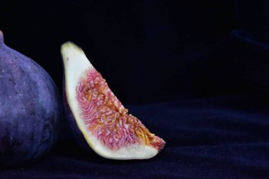 Siyah arkaplandaki incirler,