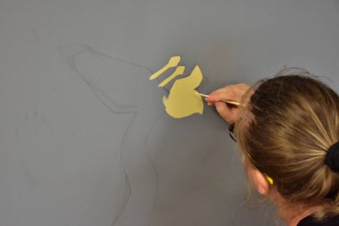 bir duvara yakın çizmek