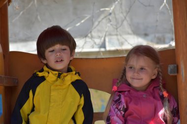 Aydınlık arka planda güzel çocuklar,