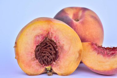 Olgun şeftaliler, yakından. 