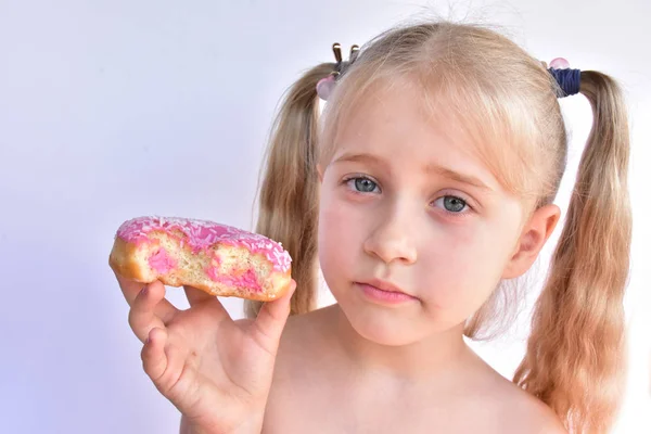 Маленькая Девочка Ест Розовый Пончик — стоковое фото