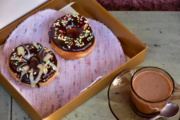 Коробка Пончиками Чашкою Кави — стокове фото