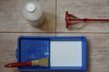 duvarları boyamak için boya araçları