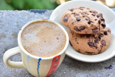 bir fincan kahve ve çikolata soslu kurabiyeleri