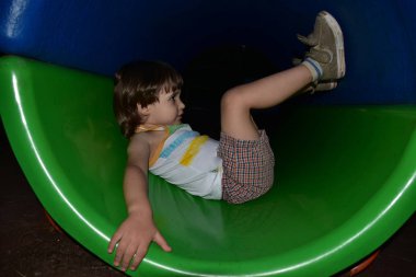 Çocuklar oyun bahçesinde oynarlar.