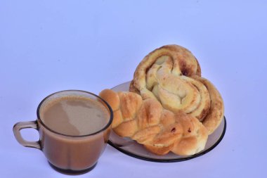 kahve ile çörekler yakın 