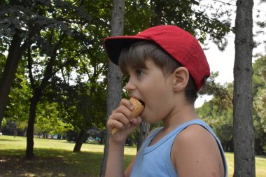  Çocuk dondurma yiyor