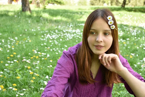 Linda Adolescente Posando Aire Libre — Foto de Stock