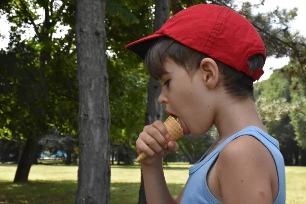 Anak Makan Krim — Stok Foto