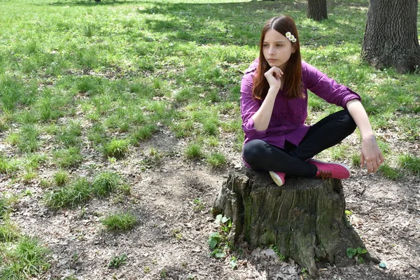 Cute Teenage Girl Posing Outdoors — Stock Photo, Image