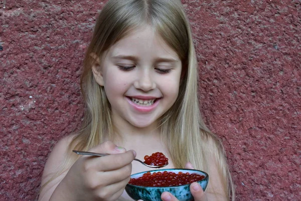 Niño Come Caviar Rojo Del Pez — Foto de Stock