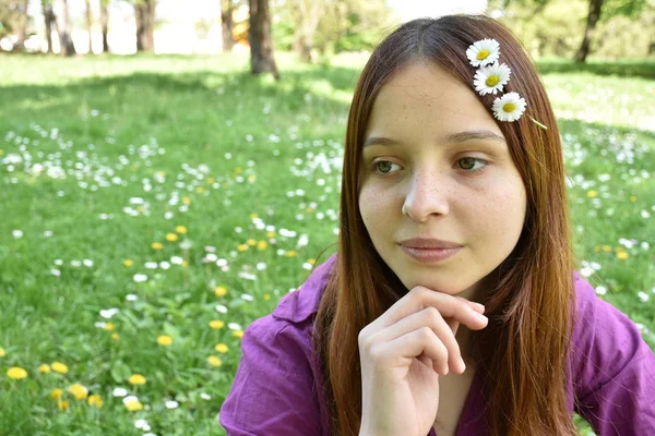 Aranyos Tizenéves Lány Pózol Szabadban — Stock Fotó
